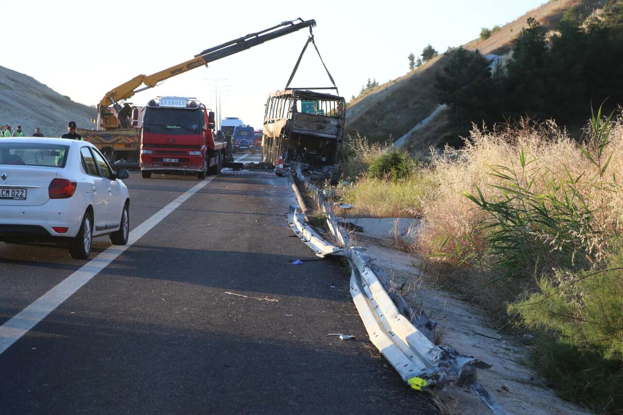 Yolcu otobüsü alev aldı! Biri bebek 8 kişi öldü, 33 yaralı var 9